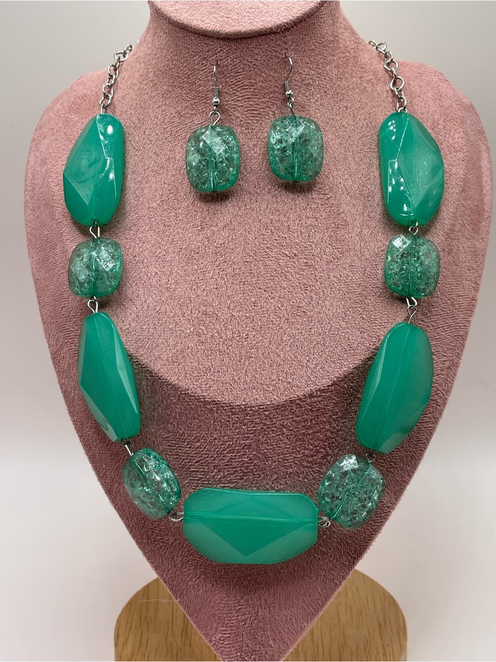 Green Beaded Statement Necklace and Earring Set - Picture 6 of 6